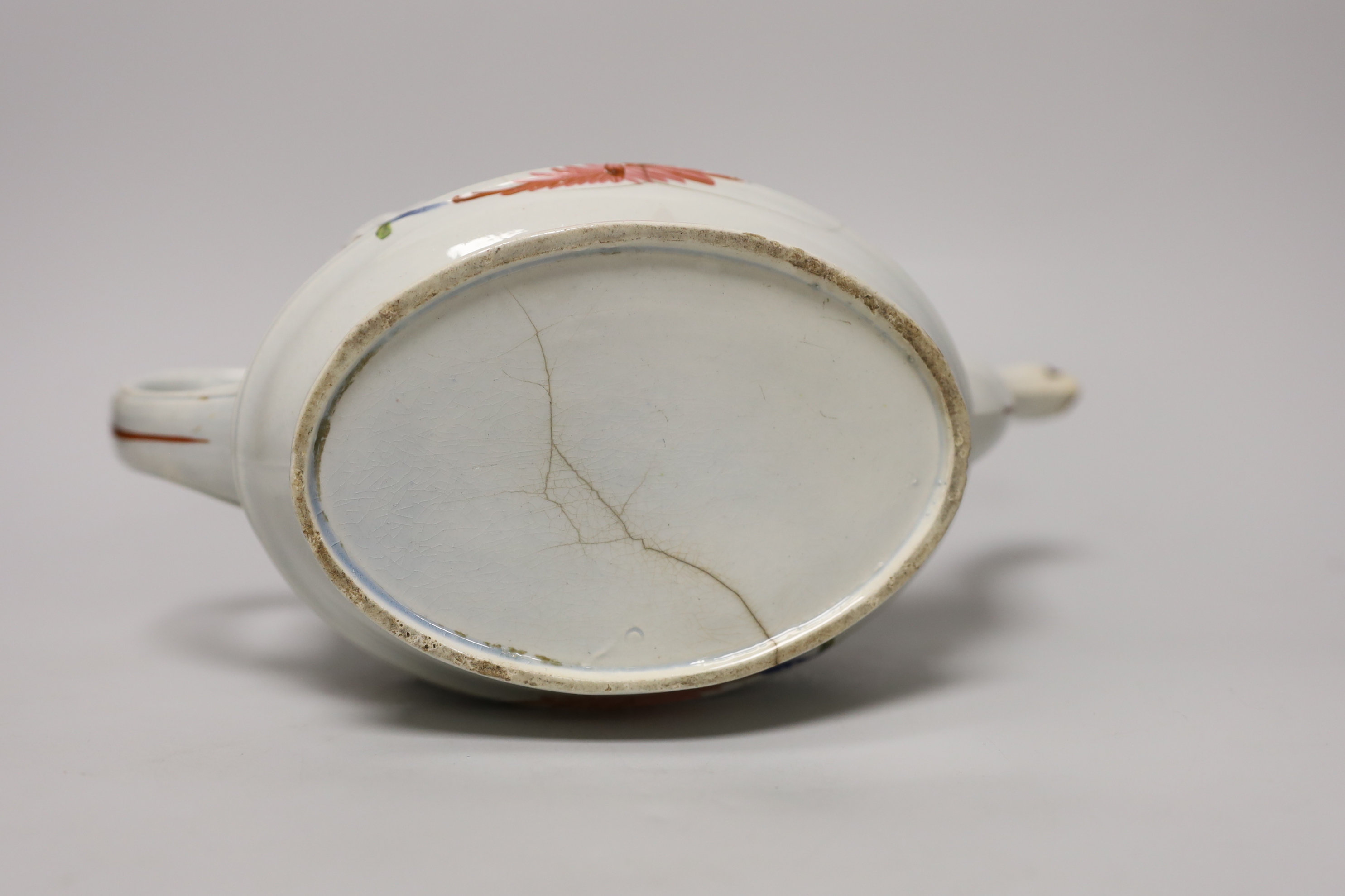 A late 18th century pearlware teapot and a set of four small Chinese tea bowls, teapot 28cm long